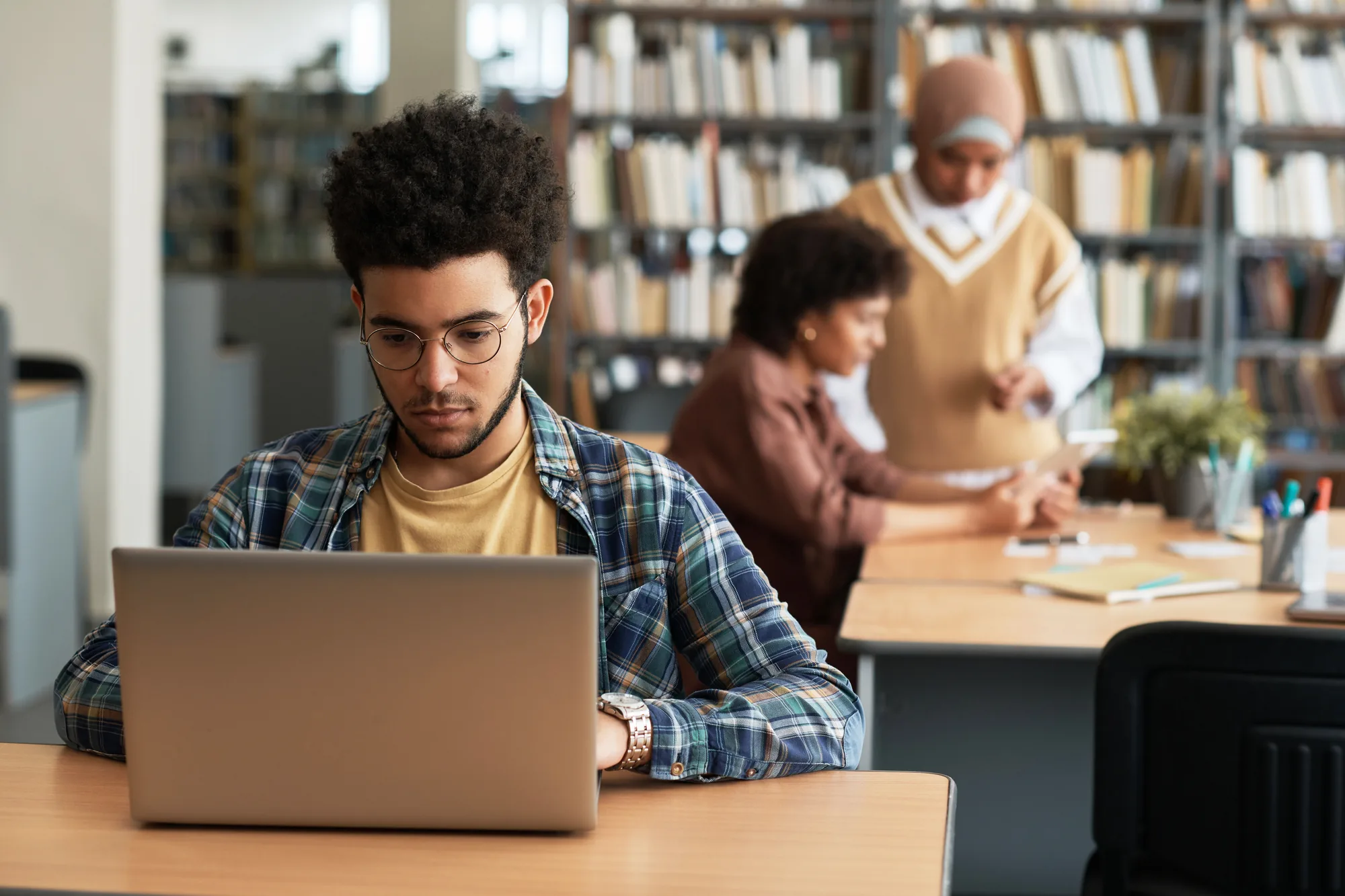 Deelnemer werkt zelfstandig met een laptop
